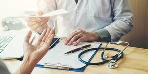 Arztzeugnis und Arbeitsunfähigkeit – Beweis oder Fake?